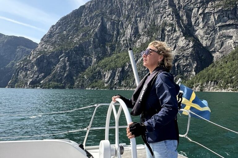 הפלגה לקפריסין - יאכטה בים - פני הים